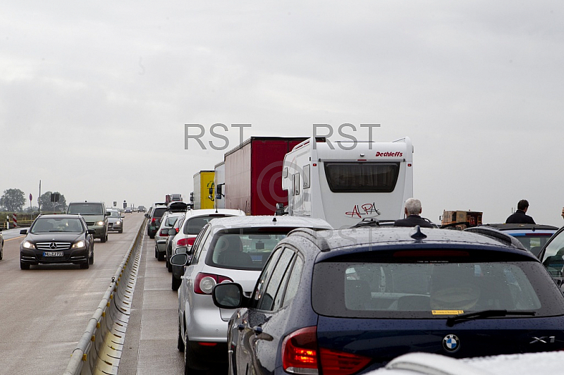 GER,Stau auf der A8 nach einem LKW Unfall