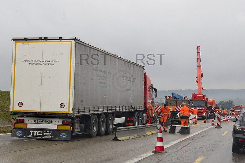 GER,Stau auf der A8 nach einem LKW Unfall