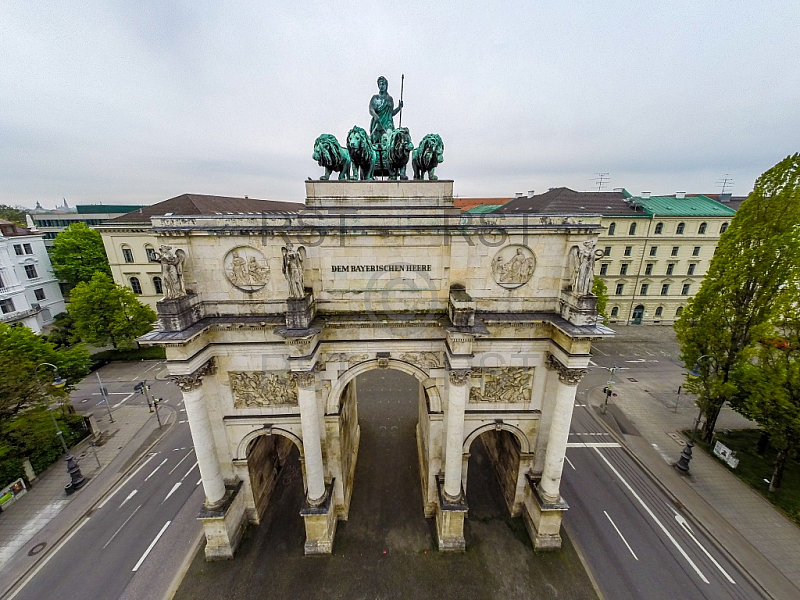 GER, Feature Luftbilder des Muenchner Siegestors mit seiner Quadriga