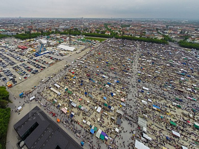 GER, Feature Luftbilder der Theresienwiese mit dem groessten Flohmarkt Bayerns veranstaltet durch das BRK 