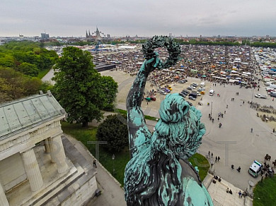 GER, Feature Luftbilder der Theresienwiese mit dem groessten Flohmarkt Bayerns veranstaltet durch das BRK 